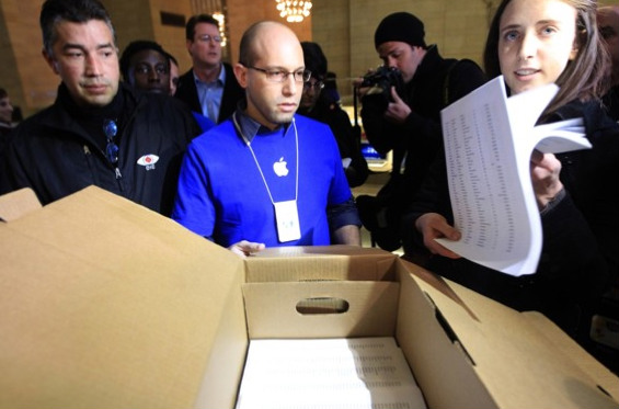 Las Apple Store se enfrentan a protestas por las condiciones laborales en Foxconn Debido a las denuncias de las condiciones en las fábricas del iPhone
