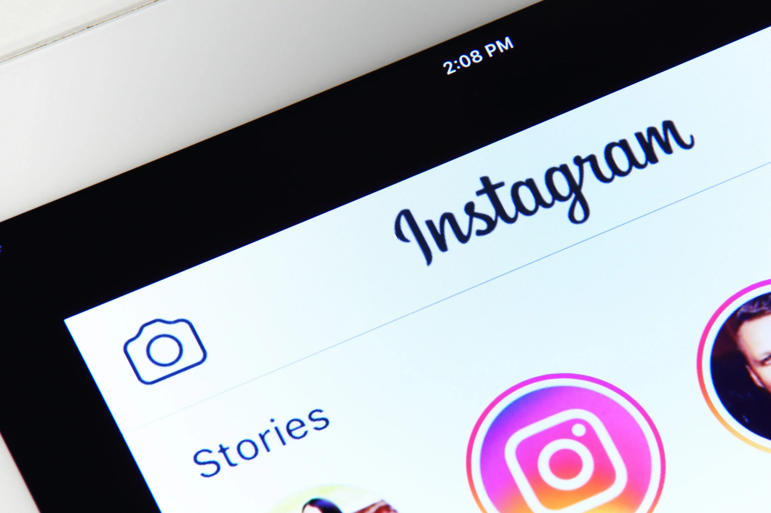 Aprende agregar imágenes o vídeos a una historia destacada de Instagram