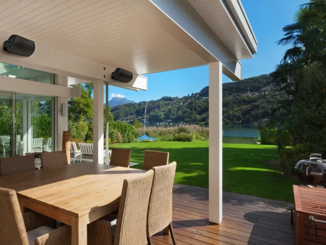 Amplificador Denon y altavoces Polk resistentes al clima para disfrutar de 100 W por canal en tu jardín