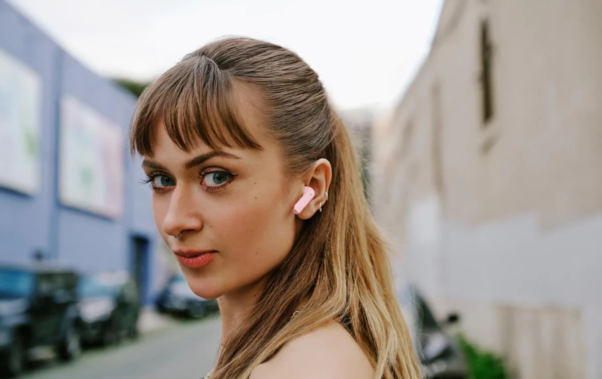 Sennheiser lanza los auriculares abiertos y ligeros Accentum Open Sakura