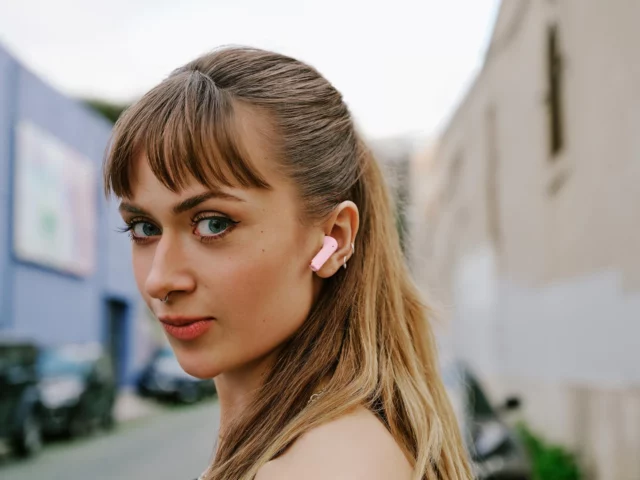 Sennheiser lanza los auriculares abiertos y ligeros Accentum Open Sakura